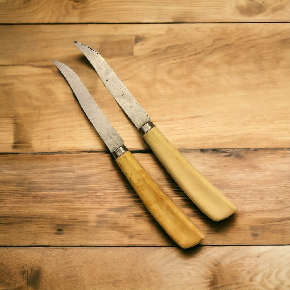 Set of 2 Vintage Quikut Steak Knives. Stainless blades with plastic handles - Picture 2 of 2